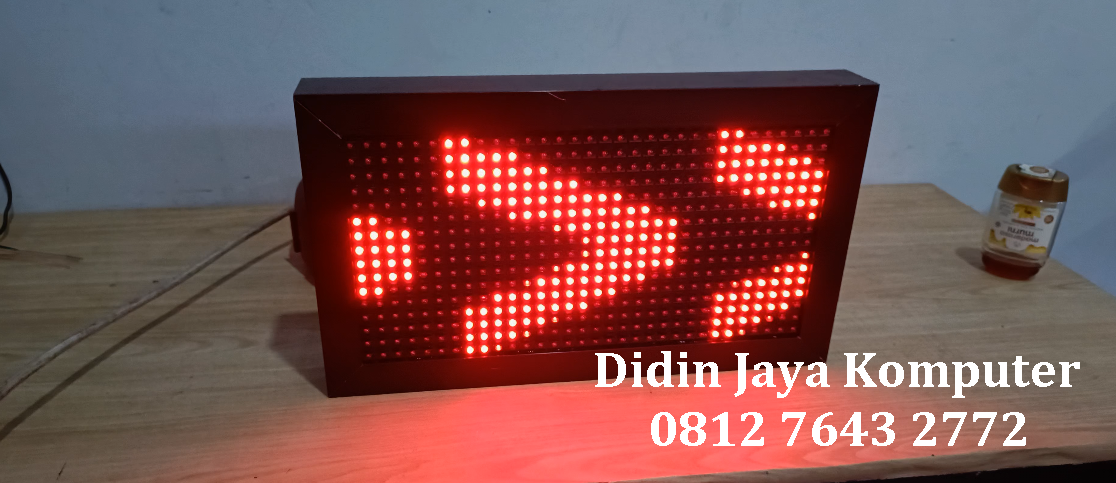 <p>Running text yang menggunakan led warna merah ukuran 20x36cm digunakan untuk penunjuk arah jalan/tempat. Running text yang digunakan untuk petunjuk arah atau tempat memudahkan pengendara di malam hari yang minim cahaya. Running text hemat listrik dan awet digunakan untuk jangka waktu yang lama.</p>